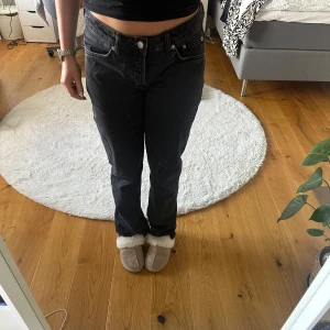 Svarta jeansbyxor med rak passform - Säljer ett par svarta lånmidjade jeans med normal passform och rak siluett. Byxorna är från lager 157 och heter icon. Det är storlek 38 i dem. Supersnygga byxor men dem är tyvärr för stora för mig så därför säljer jag dem. Endast använt dem ett fåtal gånger