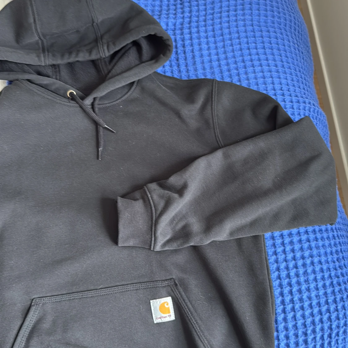 Svart hoodie från Carhartt