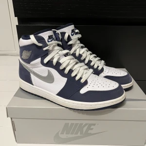 Jordan 1 Midnight Navy - Jordan 1 Midnight Navy i extremt fint skick, säljs på grund av att dom är för små! Kvitto finns, hör av er vid eventuella frågor!