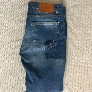 Blå slitna jeans från Dsquared2 - Säljer ett par riktigt snygga och hög kvalitativa jeans från Dsquared2 för bästa pris, de är i storlek 52 vilket motsvarar ungefär W31 L31, det är bara att höra av sig vid frågor🙌