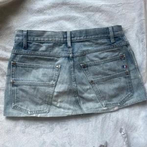 Lowwaist kort vintage kjol - Jättefin vintage kjol med snygg tvätt och fina detaljer. Den är från Frankrike. Skulle säga stl M. Snygga slitningar. Hör av er för mer info eller bilder❤️