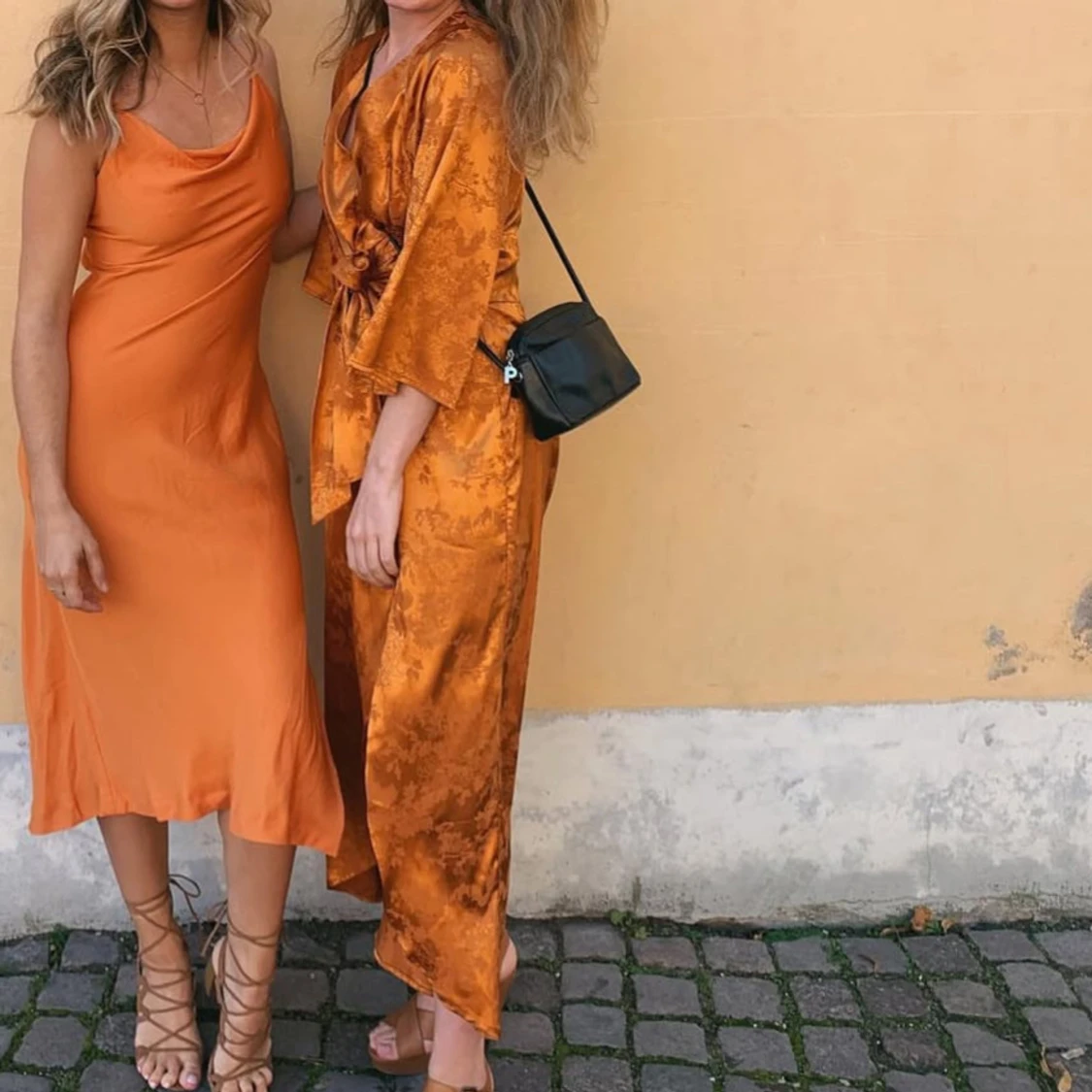 Orange klänning med slits 