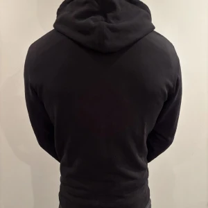 Helmut Lang Hoodie  - Hej! Säljer nu denna väldigt snygga och sällsynta Helmut Lang Hoodie! Storlek L fits M! Skick 9,5/10