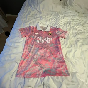 Real madrid rosa - Real tröja, ny med lapp, storlek S men passar M