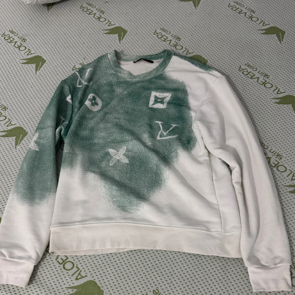 Vit och grön sweatshirt från Louis Vuitton