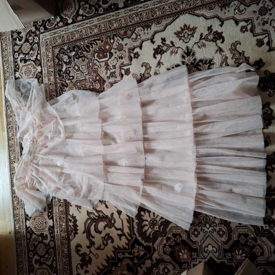 Ljus volangklänning med puffärm - 2