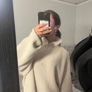 Stickad tröja med krage  - Jätte bra skick bara lite missfärgning vid kragen på insidan. Skriv vid funderingar!💕