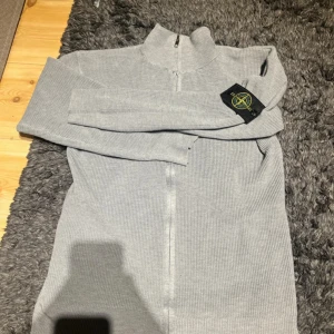 Stone Island dubbel dragkedja kofta  - Grå kofta/zip från stone Island i väldigt fint skick med lapparna kvar inga problem med den. Kom gärna med prisförslag 