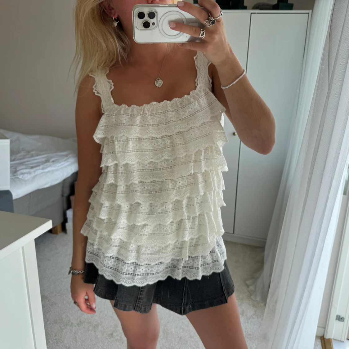 Vit volangig spetslinne - 1