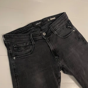 Replay anbass  - Replay anbass - mycket bra skick! - storlek 31/34, men passar även 30/34!! - väldigt sköna och snygga jeans som passar till mycket, slim fit! - hör av er vid frågor, pris kan diskuteras!