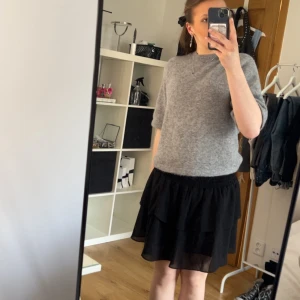 Svart volangkjol från Chelsea  - Supersöt svart kjol med volanger från Chelsea och är i storlek M men passar som S!💖Kjolen är kort och har en luftig känsla, perfekt för varmare dagar. 