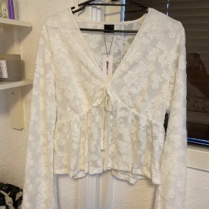 Vit blus  - Säljer en helt ny jätte fin vit blus ifrån Gina tricot, det står storlek xl men den passar mer M-L, köpte den för 300kr i fredags, säljer den för 200kr + frakt! 