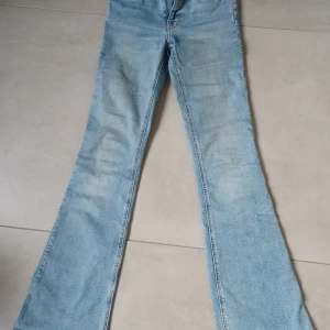 Blåa jeans Gina tricot - TAR BARA EMOT INSTABOX. Säljer dessa jättefina blåa bootcut jeans från Gina tricot. Dem är i storlek 32. Priset kan diskuteras. Nypris: 500kr