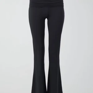 Mörkgråa bootcut yogapants - Mörkgråa yoga pants med bootcut-passform. Byxorna är stretchiga och har utsvängda ben nertill. Använda ett få tal gånger. Perfekta för en avslappnad och trendig look. Ny pris 359kr