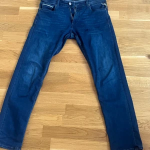 Blå Replay jeansbyxor herr - Säljer ett par klassiska blå jeans från Replay, modell med raka ben och normal passform. Byxorna har fem fickor, dragkedja och knapp i midjan samt Replay-logga i metall på ena fickan. Midjemått W31 och längd L32.