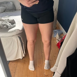 Nike pro shorts💗 - Sköna, snygga shorts från Nike. Dom är väl använda, så det förekommer täcken på användning, men absolut inget man märker! Säljes då jag inte använder dom så ofta längre. Priset är diskuterbart!! Nypris: ca 300kr💗
