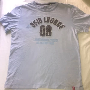 Ljusblå t-shirt från edc - Ljusblå t-shirt från edc by Esprit.