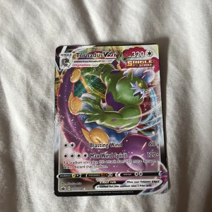 Tornadus VMAX - Samlarkort från Pokémon-serien med Tornadus VMAX, en kraftfull och färgstark karaktär. Perfekt för dig som gillar att samla, spela eller byta Pokémonkort. Kortet har cool design och är en del av Sword & Shield-serien.