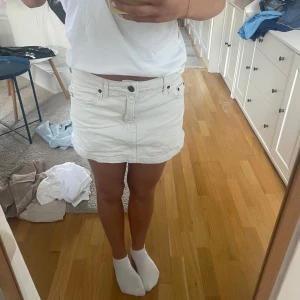 Kort jeanskjol - Superfin vit/krämvit kort jeanskjol. Mycket bra skick! Storlek 36