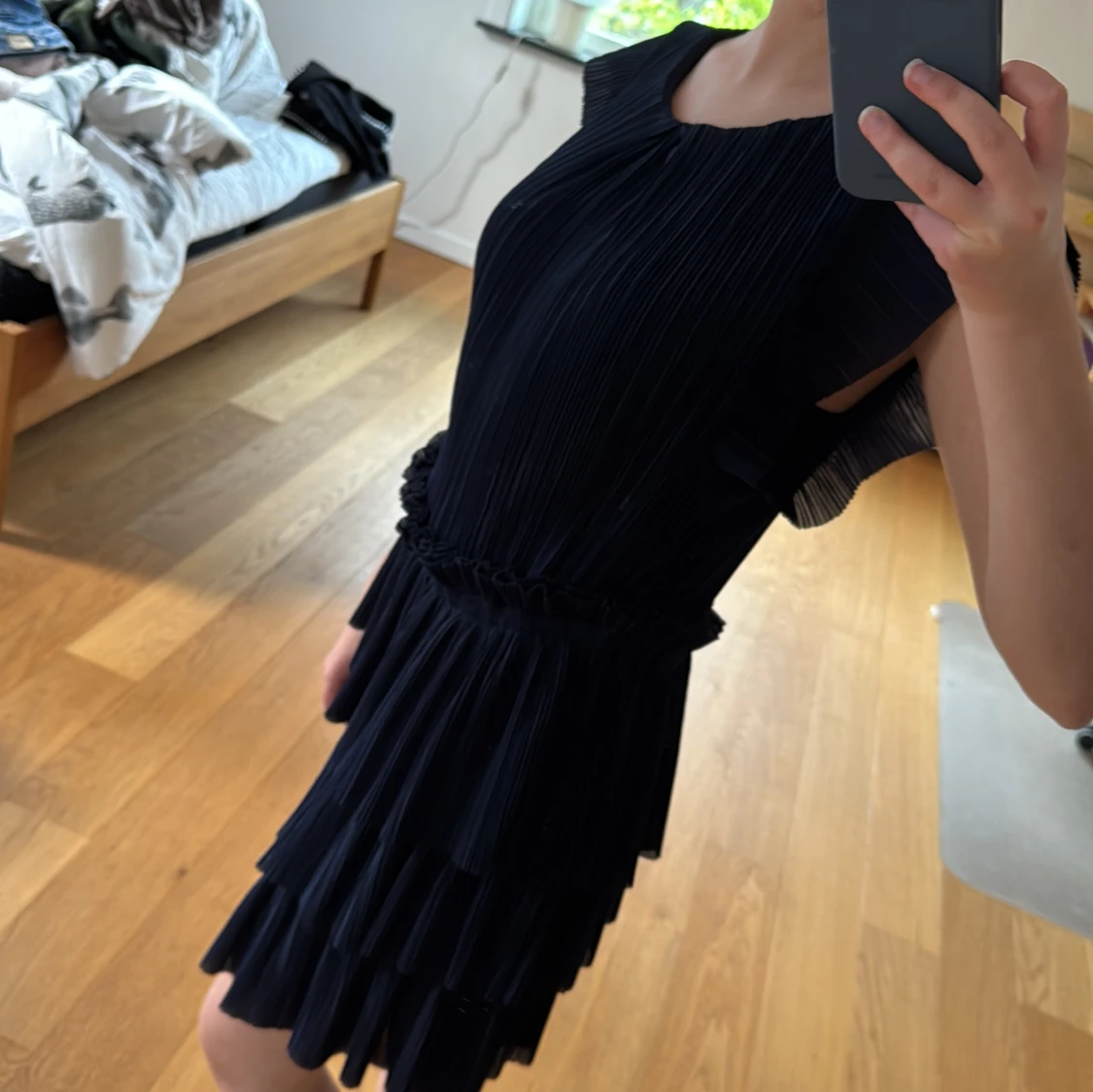 Marinblå plisserad klänning från Maje - 1