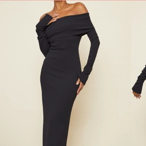 Svart offshoulder långklänning - Svart maxi klänning från prettylittlethings i mjukt material. Köpte 2st i olika storlekar och skickade inte tillbaka den andra därav säljer jag den, prislappen sitter kvar.