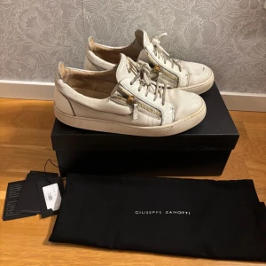 Giuseppe Zanotti - Giuseppe zanotti skor i storlek 43 i acceptabelt skick. Ett antal defekter som går att se på bilderna men inget som märks så tydligt när skorna väl är på. Box och skopåse etc ingår. Bara att skriva om frågor uppstår, pris kan diskuteras vid snabb affär.