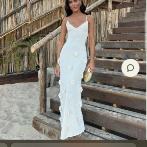 Klänning meshki  - Säljer” Suki Knit Maxi Dress With Flowers - Nude” från meshki. Använd 2 ggr.