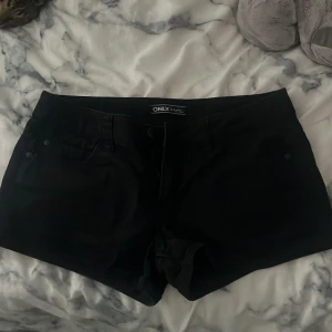 Shorts - Lågmidjade shorts från only midjemått 40 cm rakt över