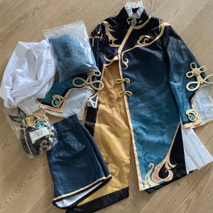 Xingqiu cosplay - Its worn a few times but still very good condition, theres one little part that fell but I glued it again , so if it falls it can easily be fixed. Also the earring is broken, the shirt is dirty but nothing that stains( if you wash it gets clean.  The size is M.  