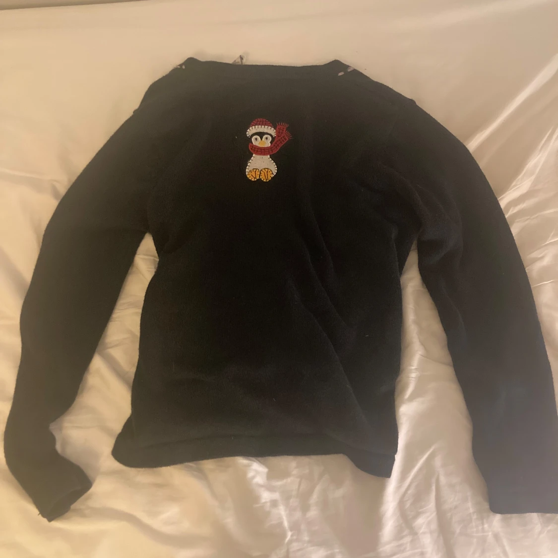 Svart julkofta med pingvinmotiv - 3