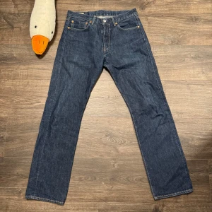 Levis 501 jeans - Mörkblå Levis jeans, modell 501. Väldigt populära! Storlek W31 L32, midja: 40cm, längd: 104cm