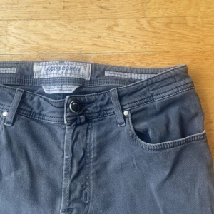 Grå jeans från Jacob Cohen - Säljer ett par gråa jeans från Jacob Cohen i storlek 33.  Fortfarande i fint skick och säljer då de inte kommer till användning. Privat vid fler frågor! 