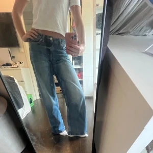Low waist jeans - As snygga jeans från monki. Använda bara ett fåtal gånger. Helt slutsålda på hemsidan i alla storlekar. Referens: 172 cm 🩵🩵