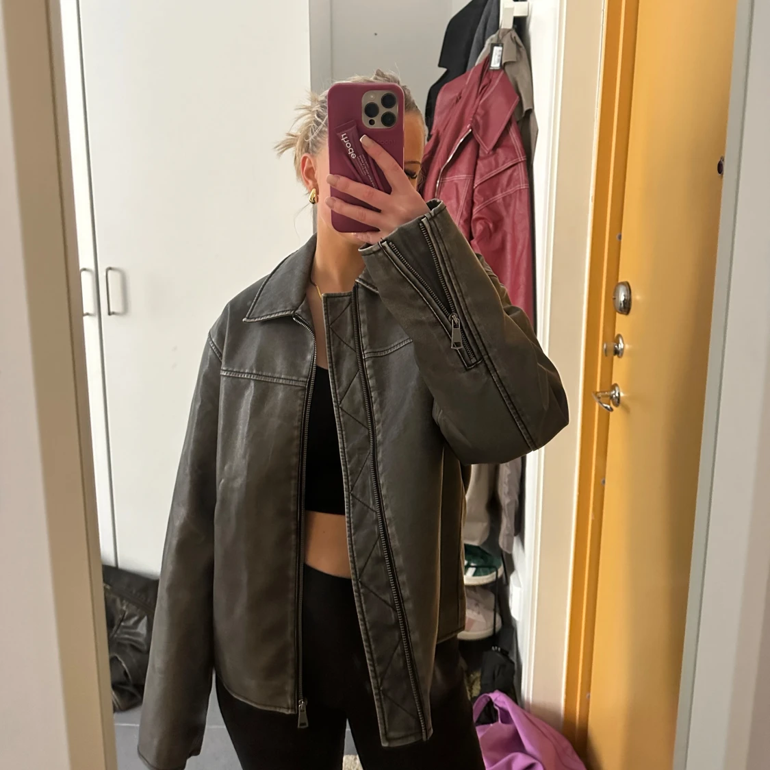 Svart skinnjacka med dragkedja