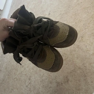 Isabel marant skor  - Nu säljer jag dessa fina skor i storlek 37, knappt använda pga för små. 