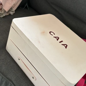 Caia Tom kalender box - TOMMA FÖRPACKNINGAR MEN CAIA 2024 CALENDER BOX! 24 silkes påsar och 16 FÖRPACKNINGAR (TOMMA) boxen har foundation fläckar upp till men går säkert att tvätta!