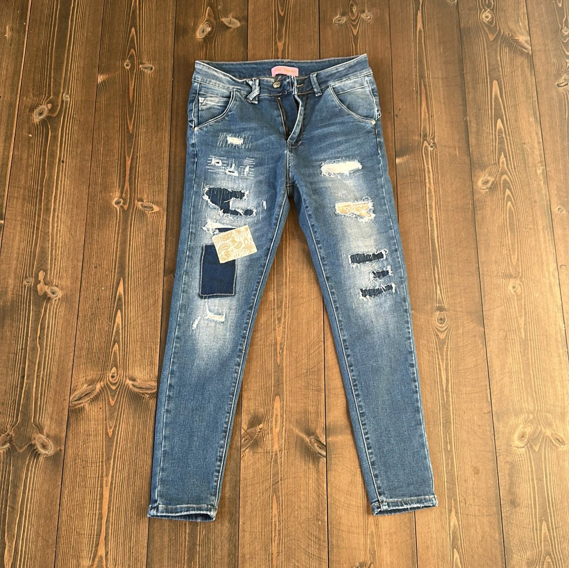 Blå slitna jeans med patchwork från Love Forever