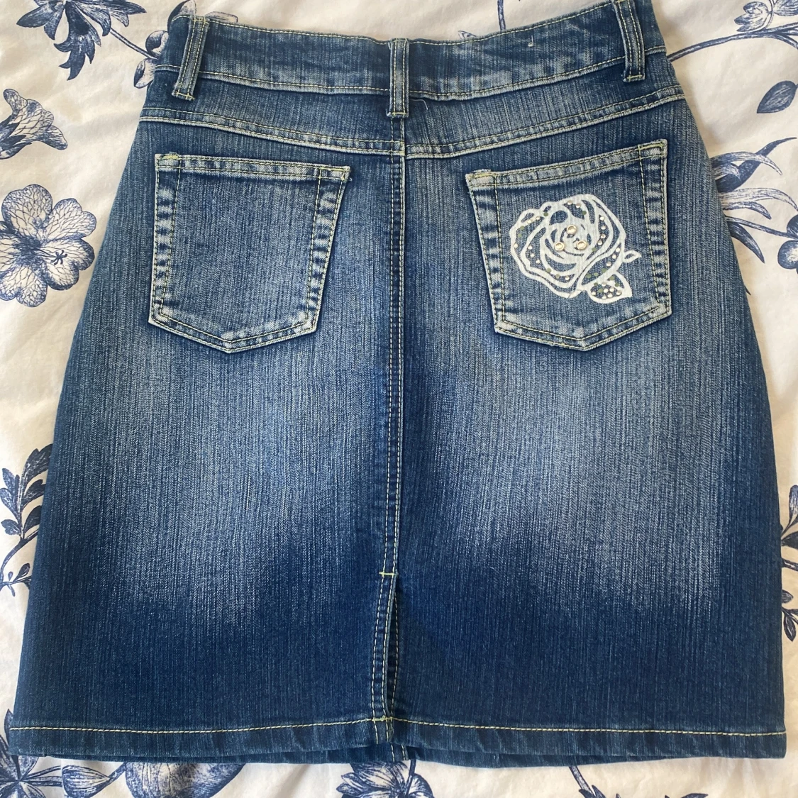 Jeanskjol med broderad blomma och strass - 2