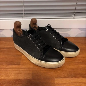 Lanvin skor - Snygga skor från Lanvin i storlek 40/41. Dustbag och kartong följer inte med. Skick 7/10 skickar så fort jag kan! Pris är absolut inte hugget i sten!