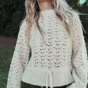 Stickad tröja från Zara - Superfin vit stickad tröja från Zara som inte kommer till användning 