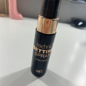 Technic Setting Spray - Setting spray från Technic i svart flaska med gulddetaljer. Perfekt för att fixera sminket och ge en fräsch finish. Innehåller 18 ml och är enkel att ta med i väskan tack vare sin smidiga storlek. Jag säljer pågrund av att jag fick irriterande hud av den. 