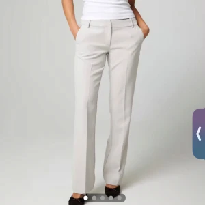 Beiga kostymbyxor från Bik Bok - Snygga beiga kostymbyxor från Bik Bok med normal passform och bootcut. Köpte för liten storlek och är helt oanvända med prislapp kvar. 