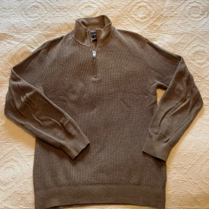 Half-zip tröja - Tjena! Säljer min stickade half-zip tröjan från H&M. Använd bara ett fåtal gånger! Skriv om ni har några frågor! 