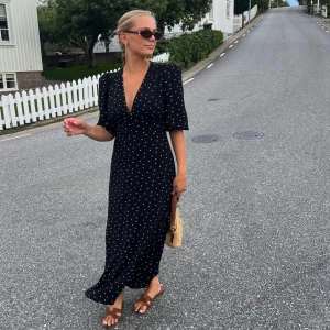 Söker! Adoore prickig klänning - SÖKER! Adoore fontana midi dress svart med prickar💕💕 Storlek 40 eller 42