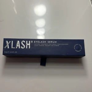 Xlash Eyelash Serum - Xlash Eyelash Serum i mörkblå förpackning. Ett fransserum som hjälper dina ögonfransar att bli längre, tjockare och mörkare. Kommer i en smidig tub på 3 ml, perfekt för att boosta fransarna med en vetenskapligt framtagen formula. Aldrig använd! går ut 05-2026