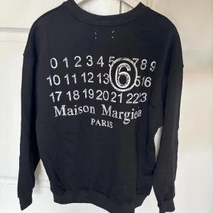 Maison Margiela tröja - Svart sweatshirt från Maison Margiela. Riktigt fin