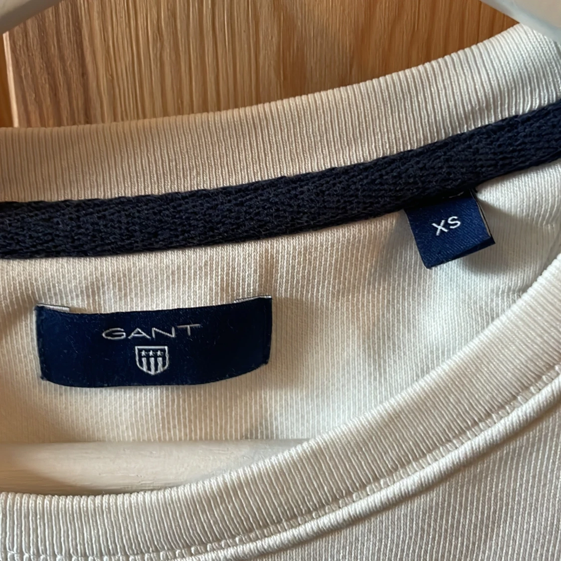 Vit sweatshirt från GANT med broderad logga - 2