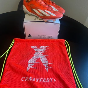 Adidas X crazyfast+ elite - Säljer detta par adidas X crazyfast+ i strl 45 1/3 med tillhörande skobox och skopåse. Skorna är i jättebra skick med ett väldigt litet hål (som syns på bilden) som enda defekt och anledning till det låga priset. Skorna fungerar utmärkt att spela i, man märker inte av hålet alls!