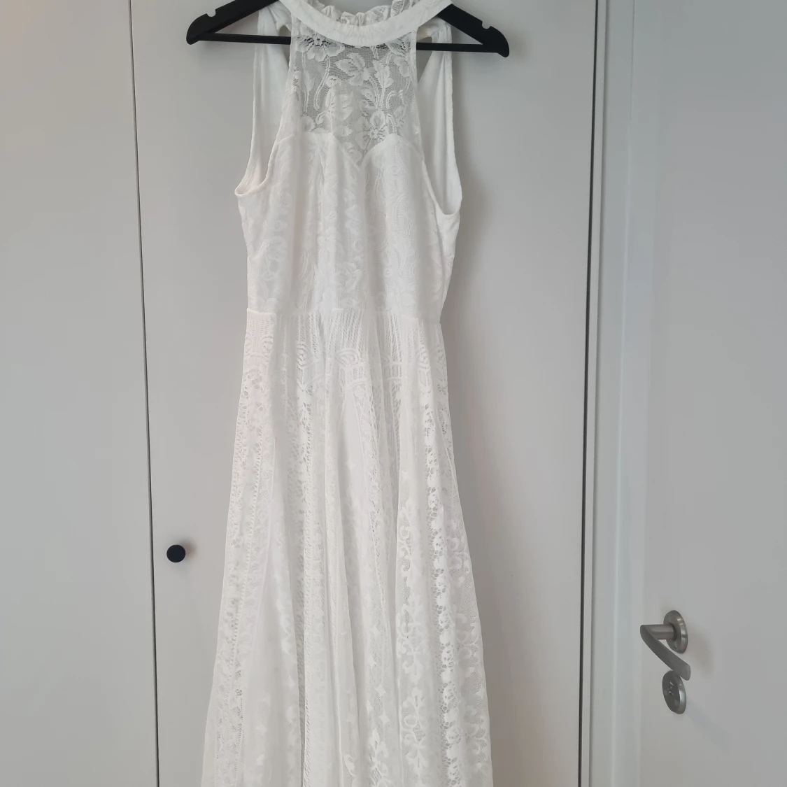 Vit långklänning med spets och knyt i nacken
