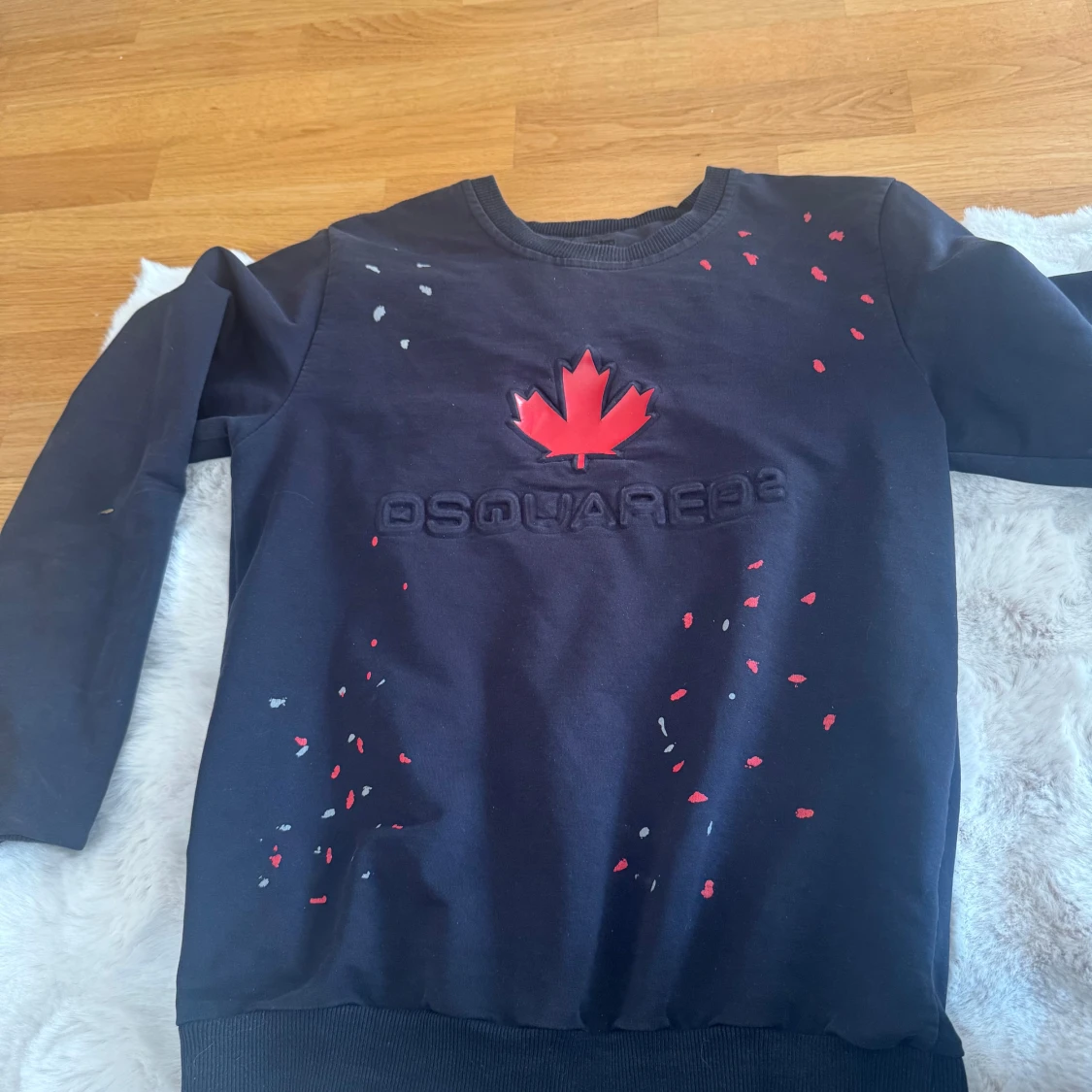 Svart sweatshirt från Dsquared2 med röd lönnlöv